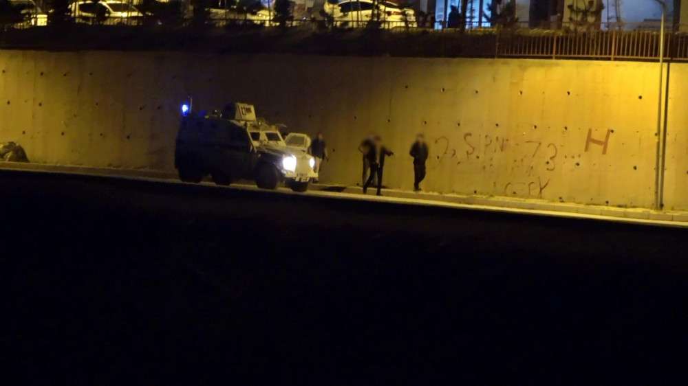   Kısıtlamada dışarıya çıkan vatandaşlar polislerin gelmesi üzerine evlerine kaçtı 