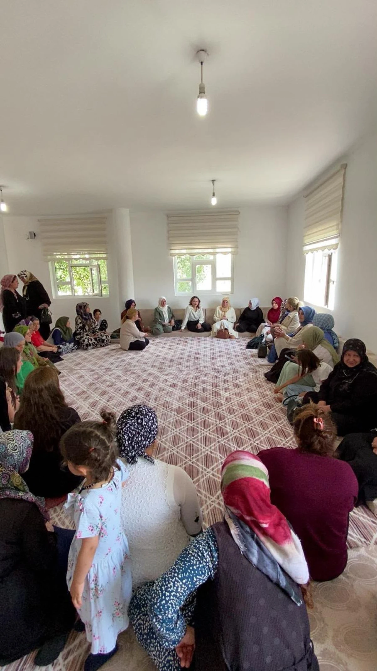 AK Parti İpekyolu İl&ccedil;e Kadın Kolları, Hane Ziyaretleri Ger&ccedil;ekleştirdi