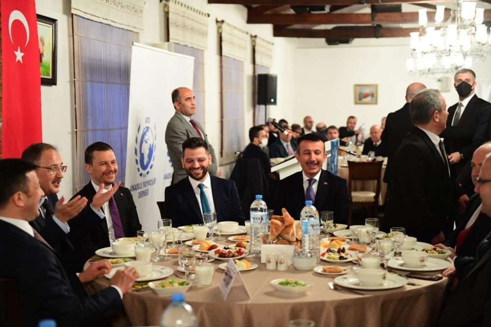 AYD Genel Başkanı Burhan'dan Basın Camiasına iftar yemeği 