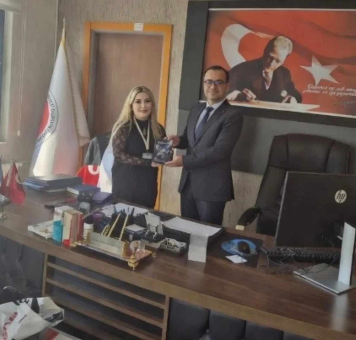 Başhekim Prof. Dr. Karaman&rsquo;a &ldquo;Şiirlerin ve Ben&rdquo; kitabı hediye edildi