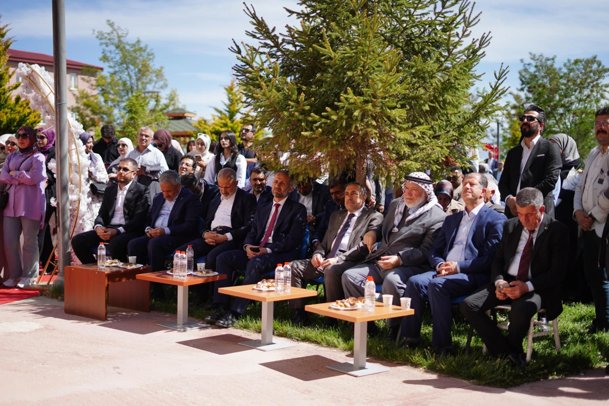 Başkan Arvas YYÜ İlahiyat Fakültesi’nde Mezuniyet Coşkusuna Ortak Oldu