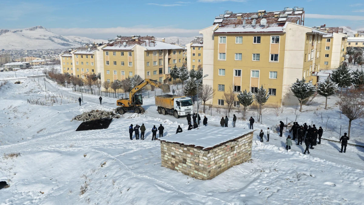 B&Uuml;Y&Uuml;KŞEHİR BELEDİYESİ KA&Ccedil;AK YAPILARI BİR BİR YIKIYOR
