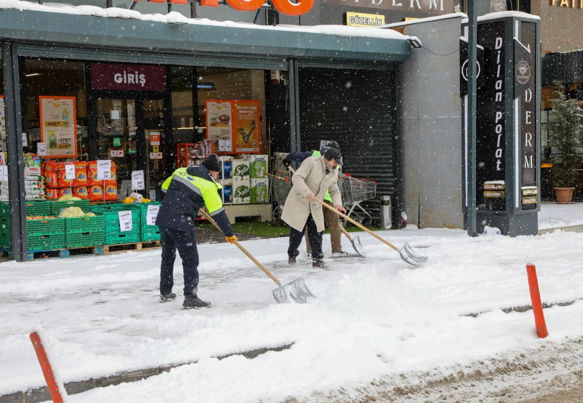 B&Uuml;Y&Uuml;KŞEHİR BELEDİYESİ&rsquo;NDEN KENT MERKEZİNDE KARLA M&Uuml;CADELE MESAİSİ