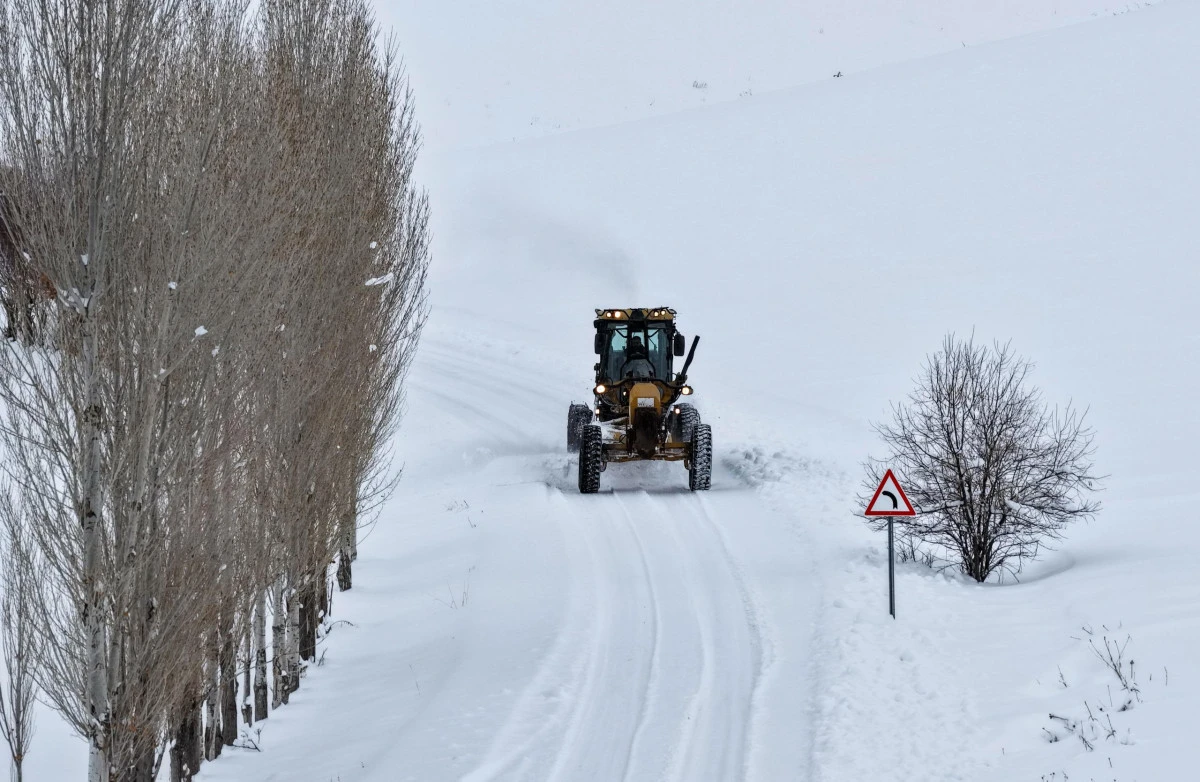 B&Uuml;Y&Uuml;KŞEHİRDEN KIRSALDA KARLA M&Uuml;CADELE &Ccedil;ALIŞMASI