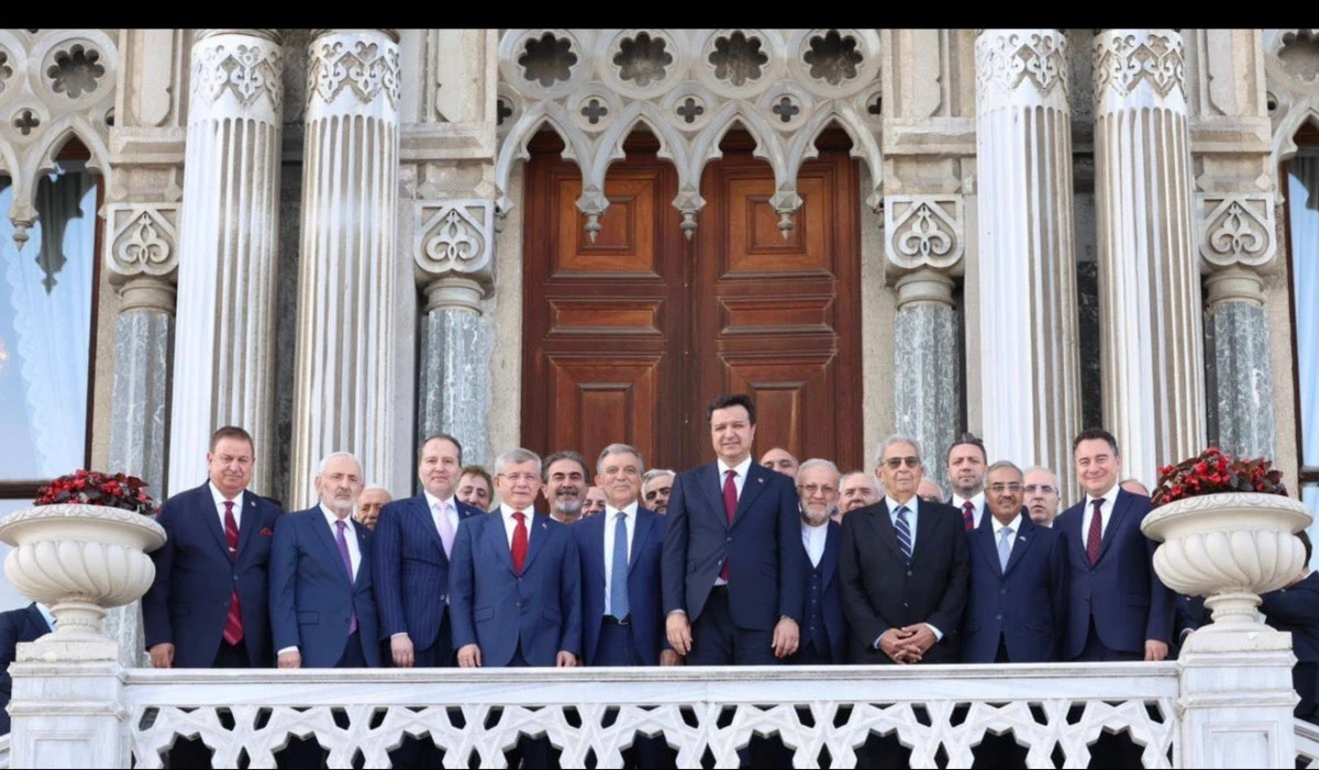 Gazeteci Sinan Burhan A&ccedil;ıkladı: D-8 Fotoğrafının Perde Arkası