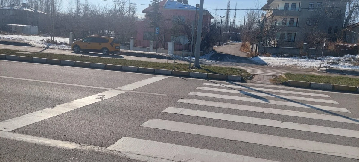 EDREMİT&rsquo;TE MOR OTOB&Uuml;S KRİZİ VATANDAŞ KİLOMETRELERCE Y&Uuml;R&Uuml;YOR, İKİ KAT &Uuml;CRET &Ouml;D&Uuml;YOR