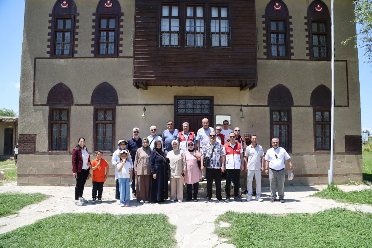 Elazığlı Şehit ve Gazi Aileleri Van&rsquo;da G&ouml;n&uuml;l K&ouml;pr&uuml;s&uuml; Kurdu