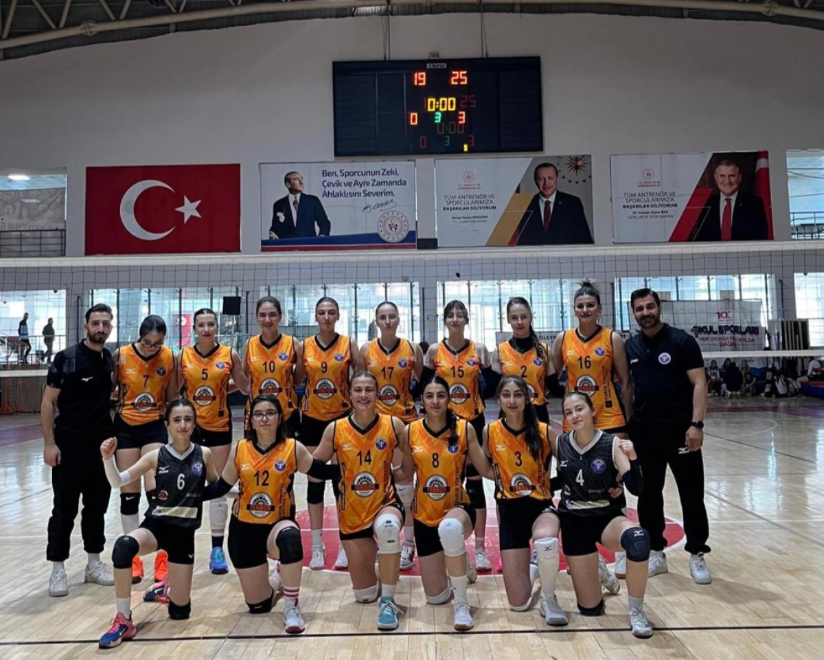 Emrah Eker Spor Kul&uuml;b&uuml; Voleybol Takımı Hakkari&rsquo;de Şampiyon Oldu