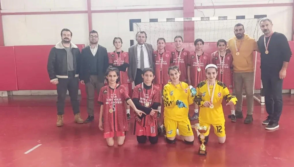 Fevzi Geyik Ortaokulu Yıldız Kızlar Futsal&rsquo;da şampiyon