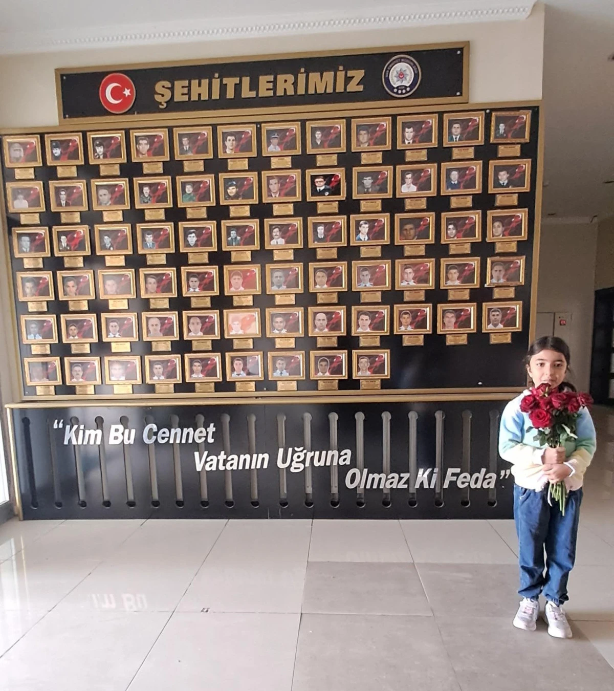 Gürcistan’a Düşen Askeri Kargo Uçağındaki 20 Şehit İçin 20 Gül Dağıtıldı