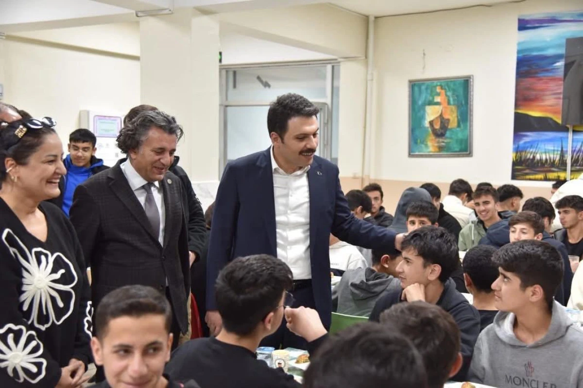 İpekyolu Kaymakamı &Ouml;ğrencilerle İftar Sofrasında buluştu