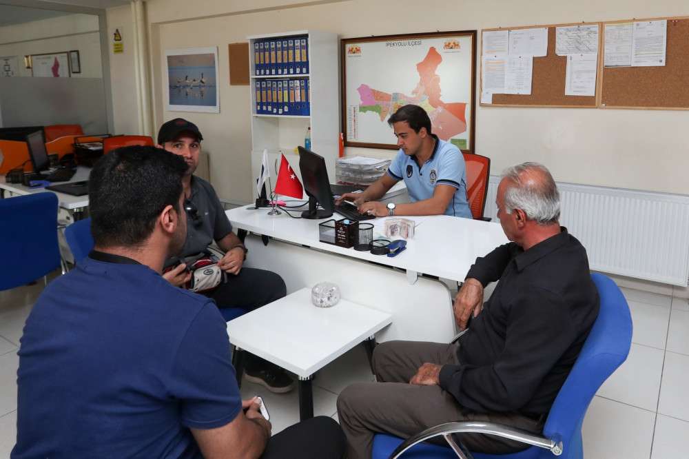 İPEKYOLU ZABITA EKİPLERİ BULDUKLARI PARAYI SAHİBİNE TESLİM ETTİ