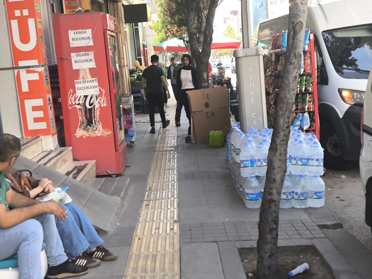 KALDIRIMLAR İŞGAL ALTINDA VAN&rsquo;DA YAYALAR YOLA İNDİ, TURİSTLER VE     ESNAF TEPKİLİ!