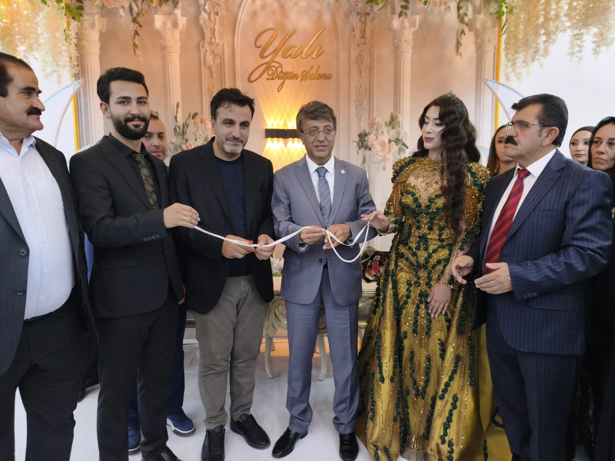 Karahanlı ve Bayram ailelerinin mutlu g&uuml;n&uuml;: Mesut ve Ber&ccedil;em evliliğe ilk adımı attı