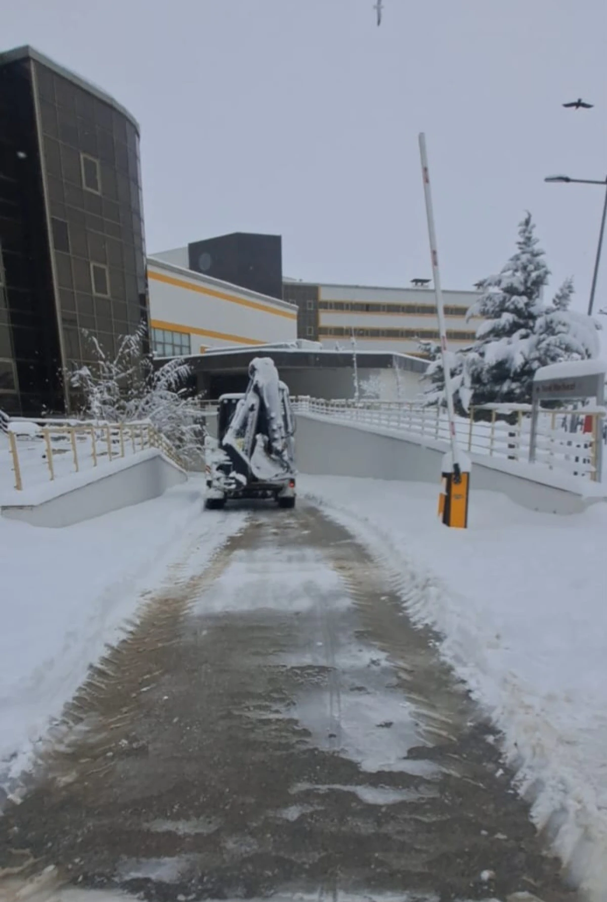 Karla M&uuml;cadelede &Ouml;rnek &Ccedil;alışma: B&ouml;lge Hastanesi'nde 24 Saat Mesai