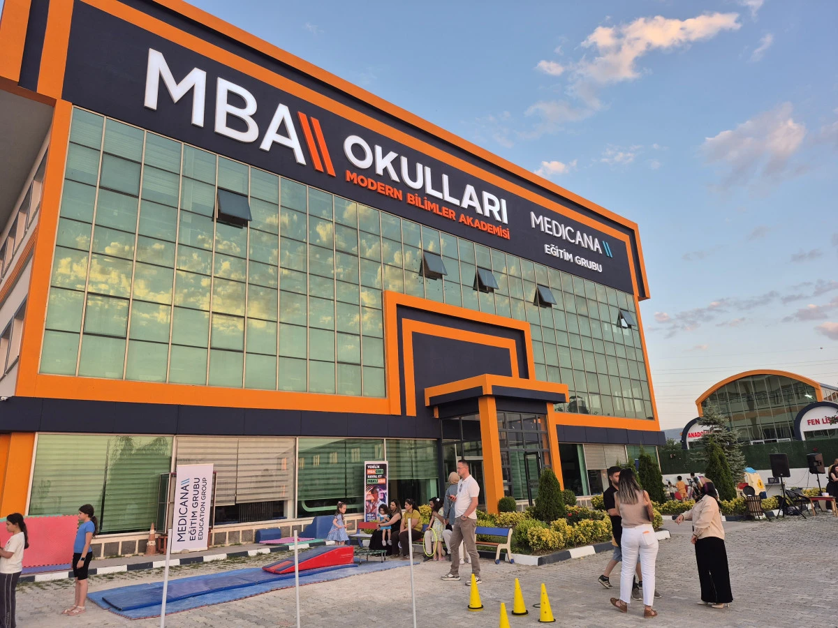 MBA Eğitim Kurumlarından Van'a Yakışan Dev Kamp&uuml;s, B&uuml;y&uuml;k Coşkuyla Tanıtıldı