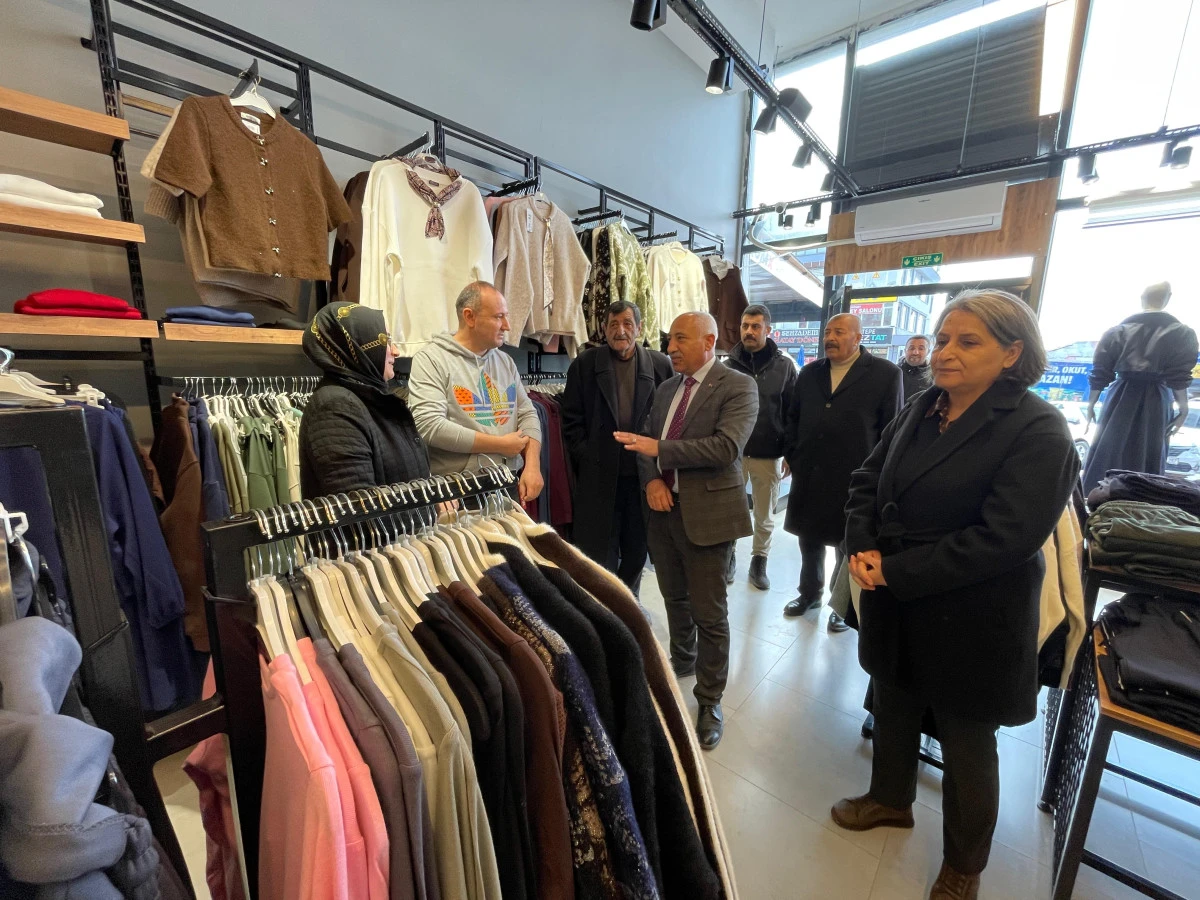 MHP Edremit’te “Hayırlı Günler Komşum” ziyaretlerinde bulundu