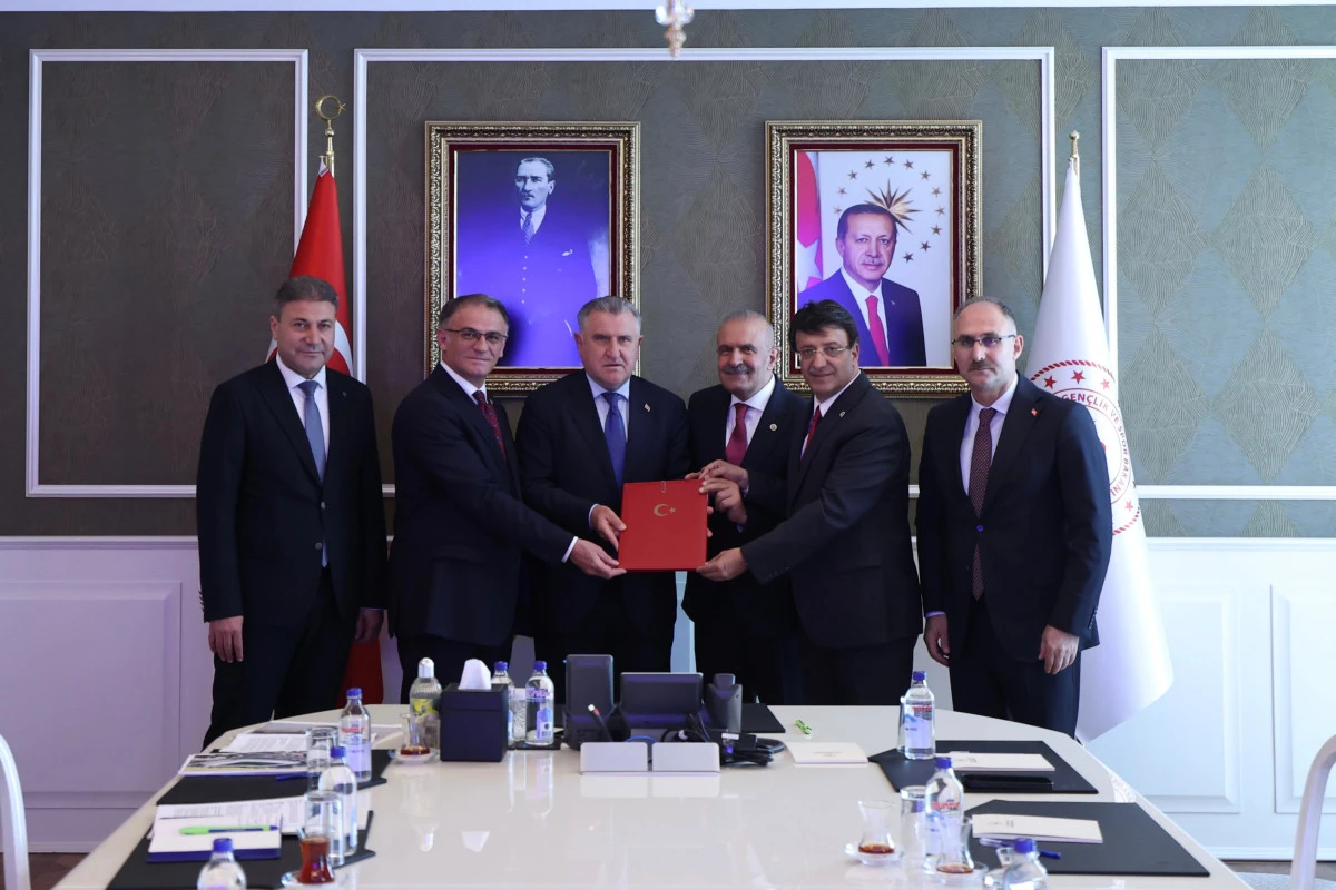 Milletvekili T&uuml;rkmenoğlu'ndan Stadyum M&uuml;jdesi! İmzalar Atıldı