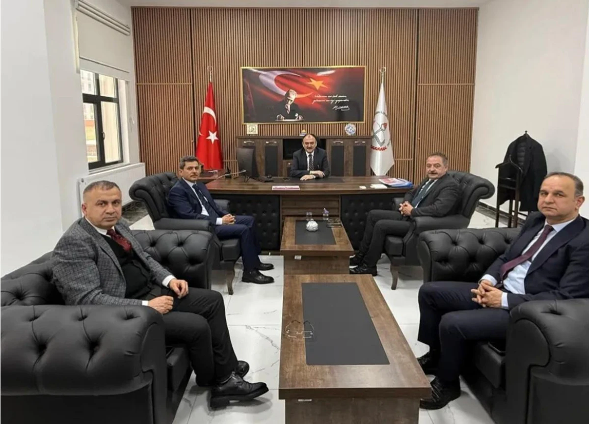 M&uuml;d&uuml;r &Ccedil;andıroğlu&rsquo;ndan Tuşba İl&ccedil;e Mill&icirc; Eğitim M&uuml;d&uuml;rl&uuml;ğ&uuml;ne ziyaret