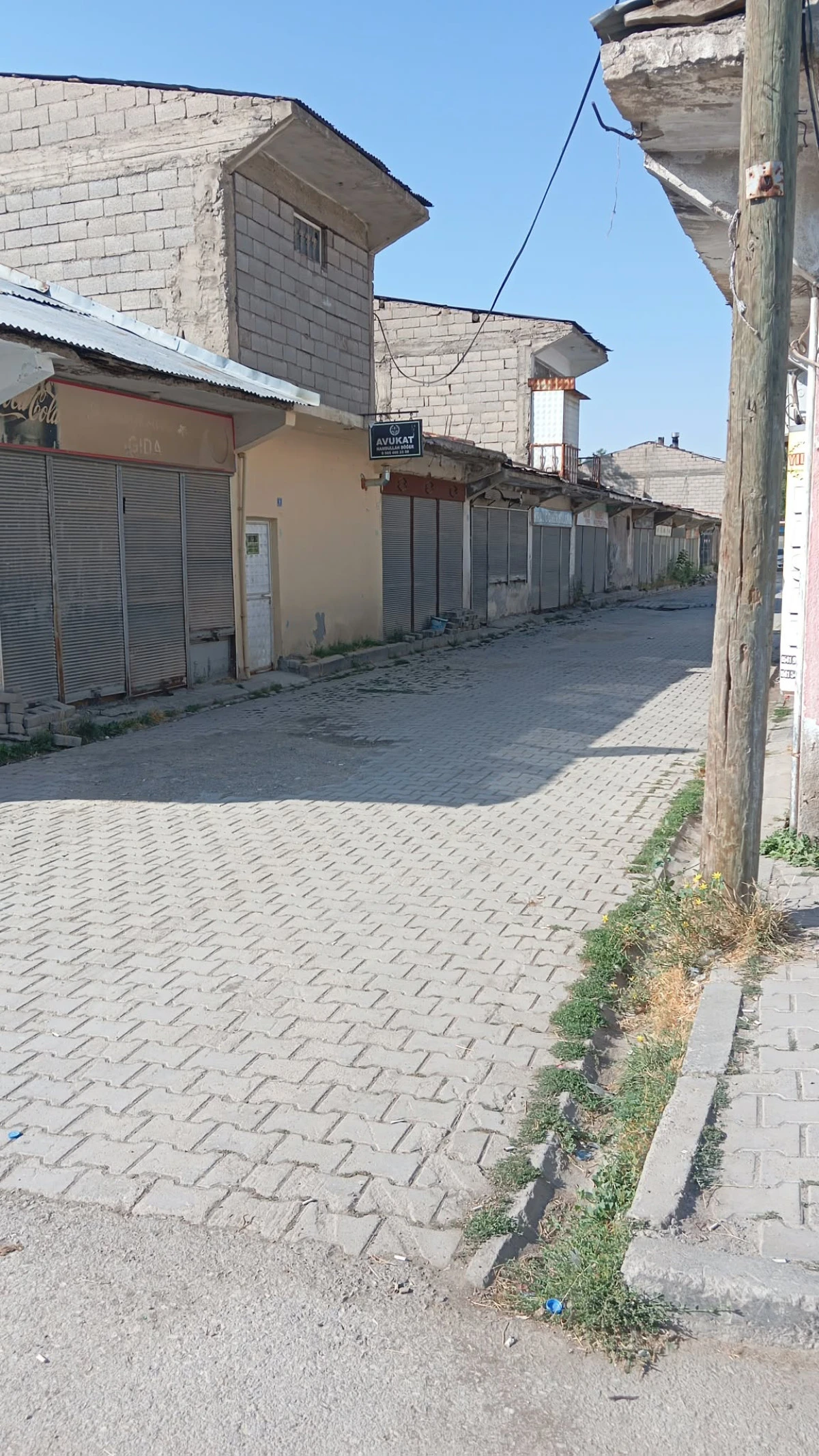 Muradiye&rsquo;de Kavganın Ardından Gergin Bekleyiş Sokaklar Boşaldı, Esnaf Kepenk A&ccedil;madı