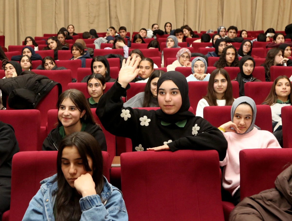 OKUR&ndash;YAZAR BULUŞMALARI VAN&rsquo;DA YOĞUN KATILIMLA GER&Ccedil;EKLEŞTİ