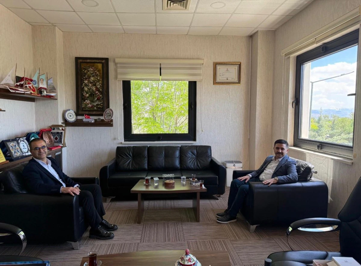&Ouml;zalp Kaymakamı Rahmi Bulut&rsquo;tan YY&Uuml; Dursun Odabaş Tıp Merkezi Başhekimi Kamuran Karaman&rsquo;a Veda Ziyareti