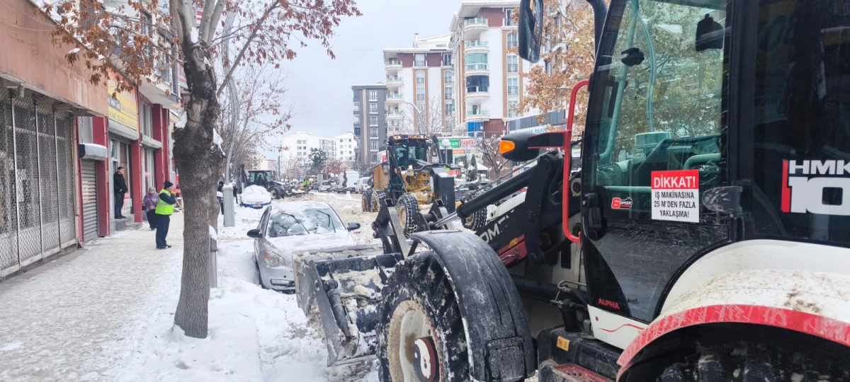Park Edilen Ara&ccedil;lar Karla M&uuml;cadeleyi Kilitledi Van&rsquo;da Temizlik Saatler Değil G&uuml;nler S&uuml;r&uuml;yor