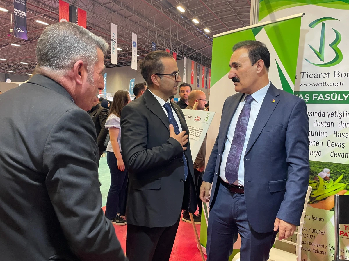 Prof. Dr. Kamuran Karaman, Doğu Anadolu Kariyer Fuarı Standını ziyaret  etti
