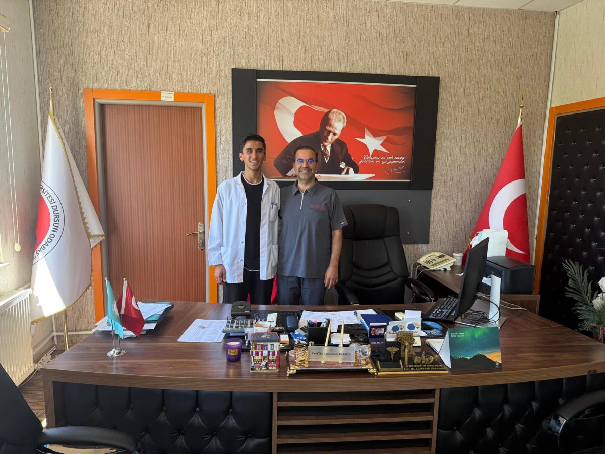 Tedavi Ettiği Hastası Tıp Fak&uuml;ltesini Kazandı: Şimdi Aynı Sırada &Ouml;ğrencisi