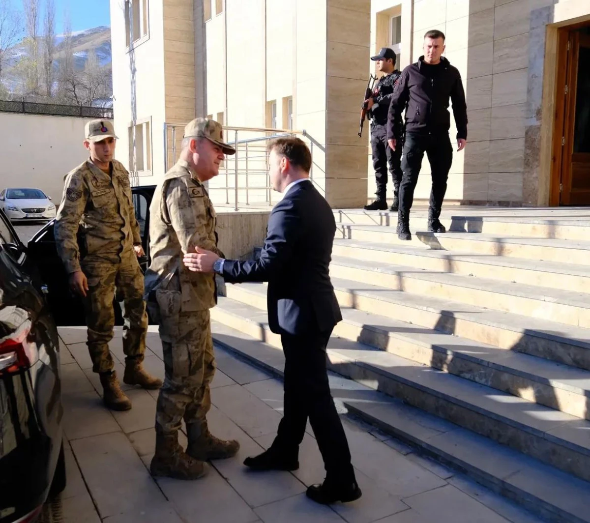 Tuğgeneral  Avkıran, Başkale Kaymakamı Erdoğan’ı ziyaret etti 