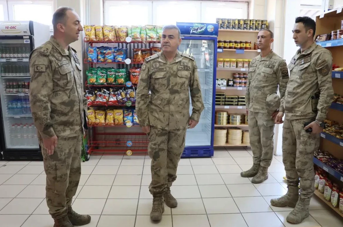 Tuğgeneral Avkıran, Gürpınar İlçe Jandarma Komutanlığını ziyaret etti