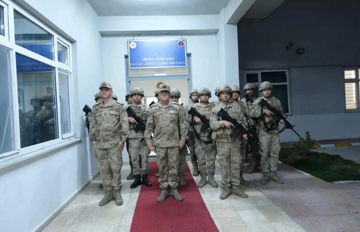 Tuğgeneral Avkıran, Gürpınar ilçesindeki jandarma karakollarını ziyaret etti
