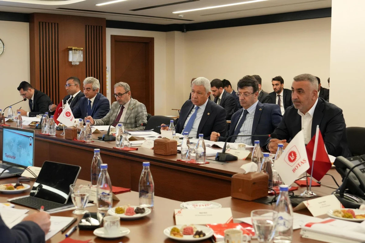T&uuml;rkmenoğlu: "Van&rsquo;da Enerji ve Doğalgaz Yatırımları Aralıksız S&uuml;r&uuml;yor"