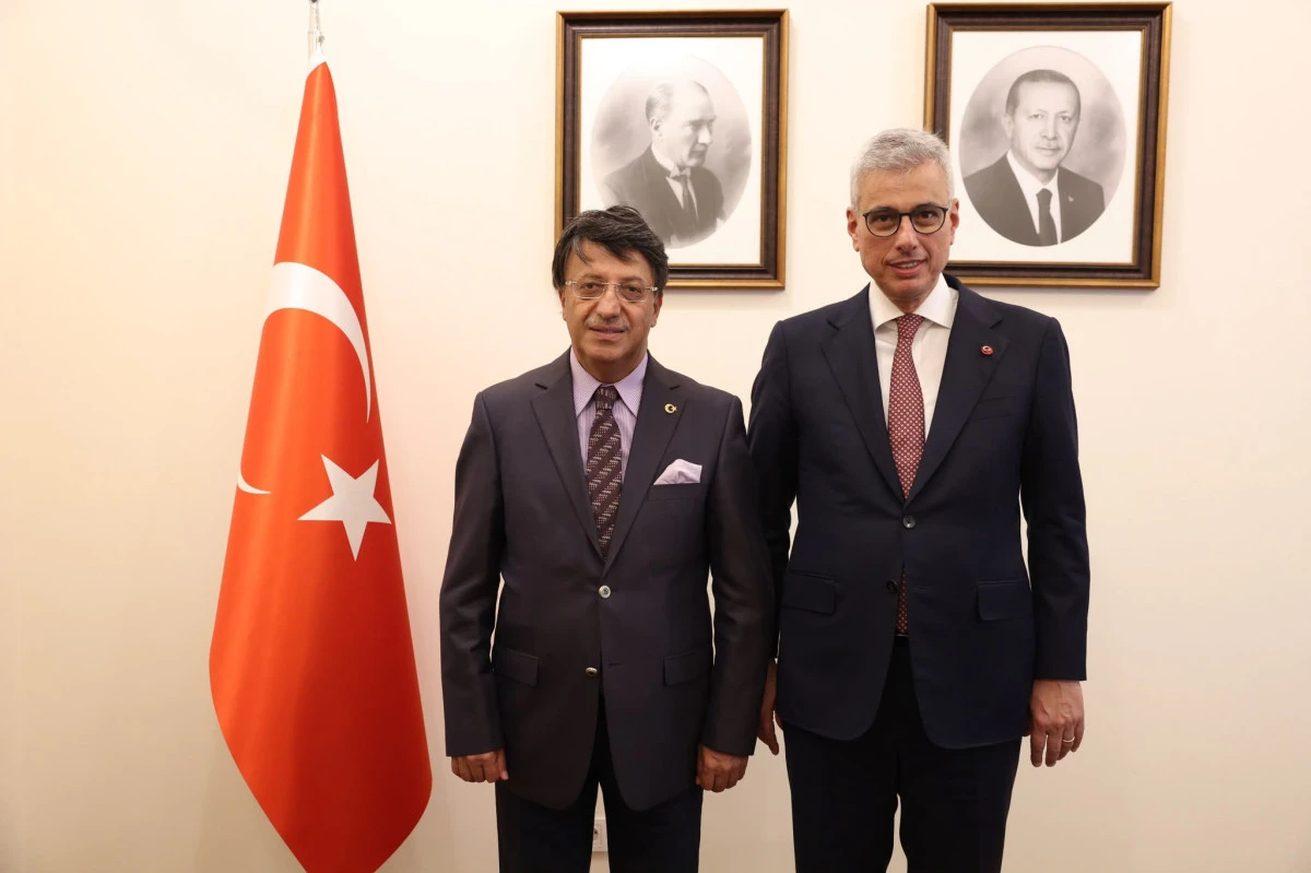 T&uuml;rkmenoğlu: "Van'ı b&ouml;lgenin sağlık &uuml;ss&uuml; haline getireceğiz"