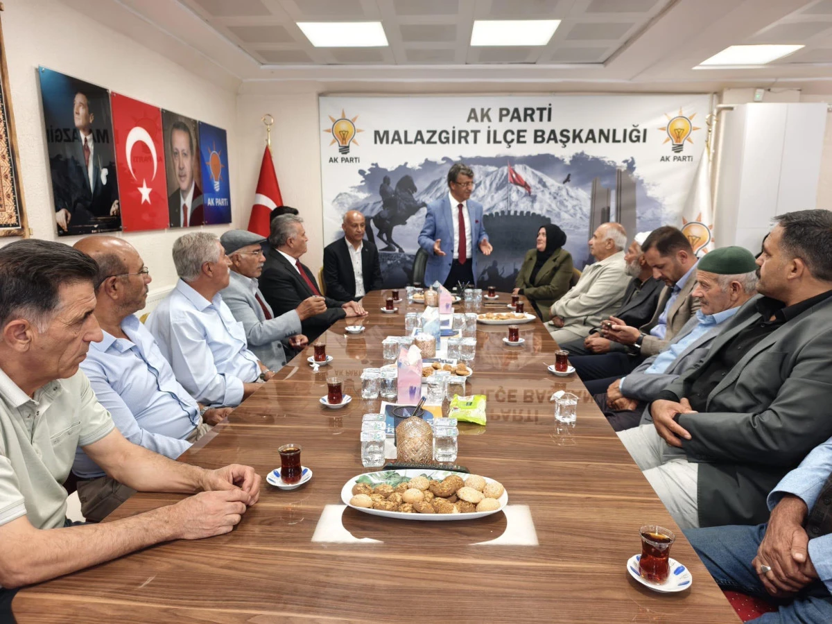 T&uuml;rkmenoğlu&rsquo;ndan Erzurum ve Muş&rsquo;ta yoğun saha mesaisi: &ldquo;Ter&ouml;rs&uuml;z T&uuml;rkiye b&ouml;lgenin &ouml;n&uuml;n&uuml; a&ccedil;acak