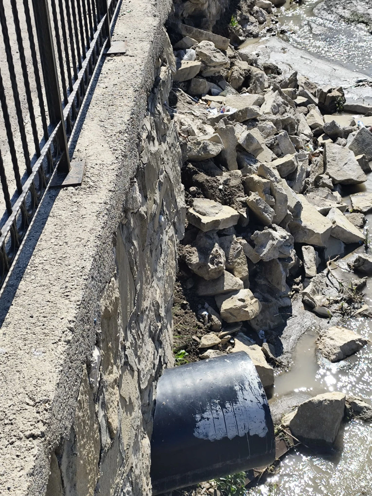 Tuşba'da Akk&ouml;pr&uuml; Deresi Alarm Veriyor Van Ortaokulu Yolu &Ccedil;&ouml;k&uuml;yor!