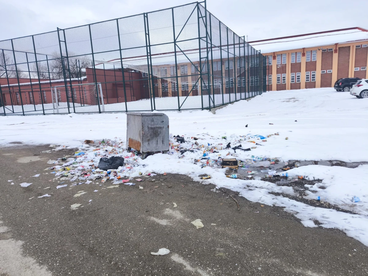 Tuşba&rsquo;da "&Ccedil;&ouml;p" Alarmı Okul &Ouml;nleri Mikrop  Yuvasına D&ouml;nd&uuml;!