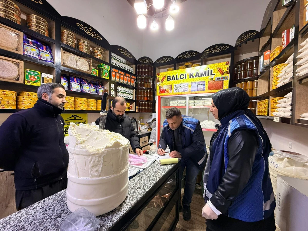 VAN B&Uuml;Y&Uuml;KŞEHİR BELEDİYESİ ZABITASINDAN PEYNİRCİLER &Ccedil;ARŞISI&rsquo;NDA SIKI DENETİM