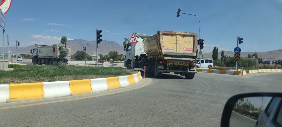 Van G&ouml;l&uuml; Sahil Yolu&rsquo;nda Tehlike B&uuml;y&uuml;yor