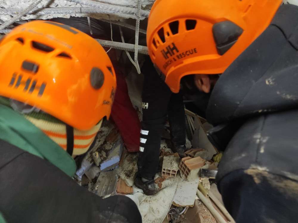Van İHH Ekibi de Deprem Bölgesinde Çok Sayıda Hayat Kurtarıyor