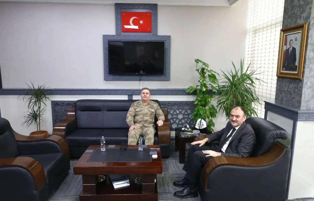 Van İl Jandarma Komutanı Avkıran&rsquo;dan Milli Eğitim M&uuml;d&uuml;r&uuml; &Ccedil;andıroğlu&rsquo;na Ziyaret