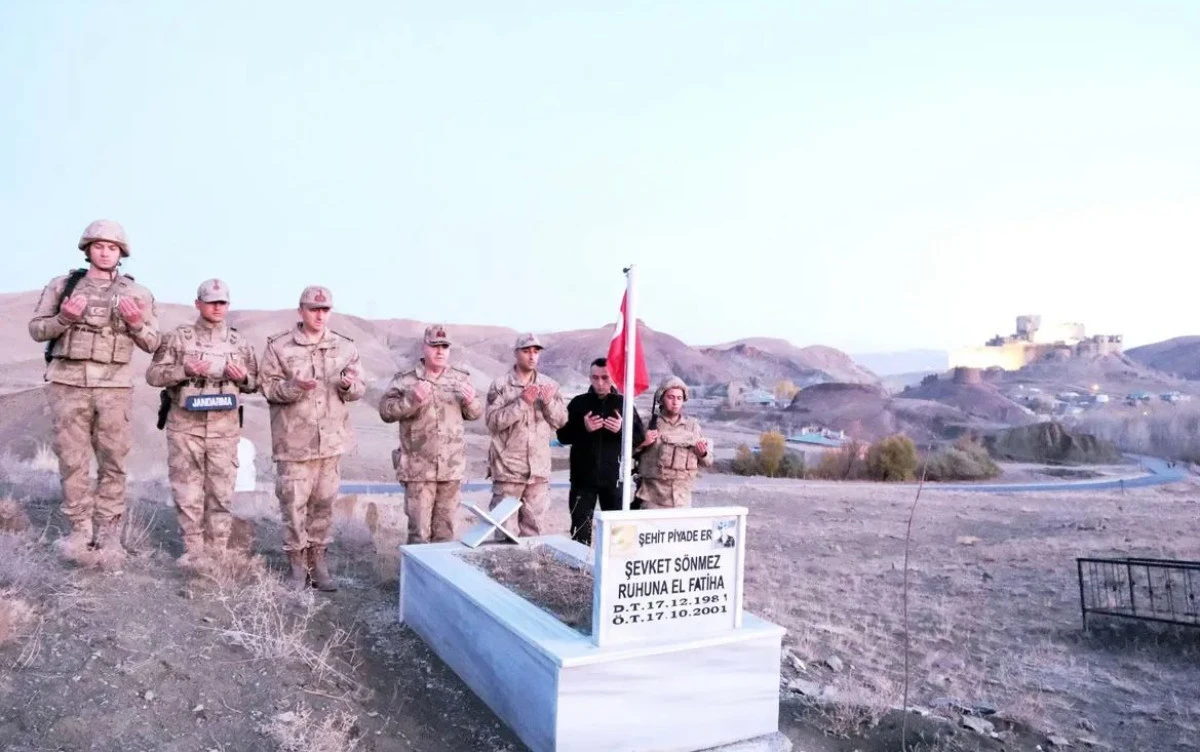 Van İl Jandarma Komutanı Tuğgeneral Avkıran, Şehit Kabirlerini ziyaret etti