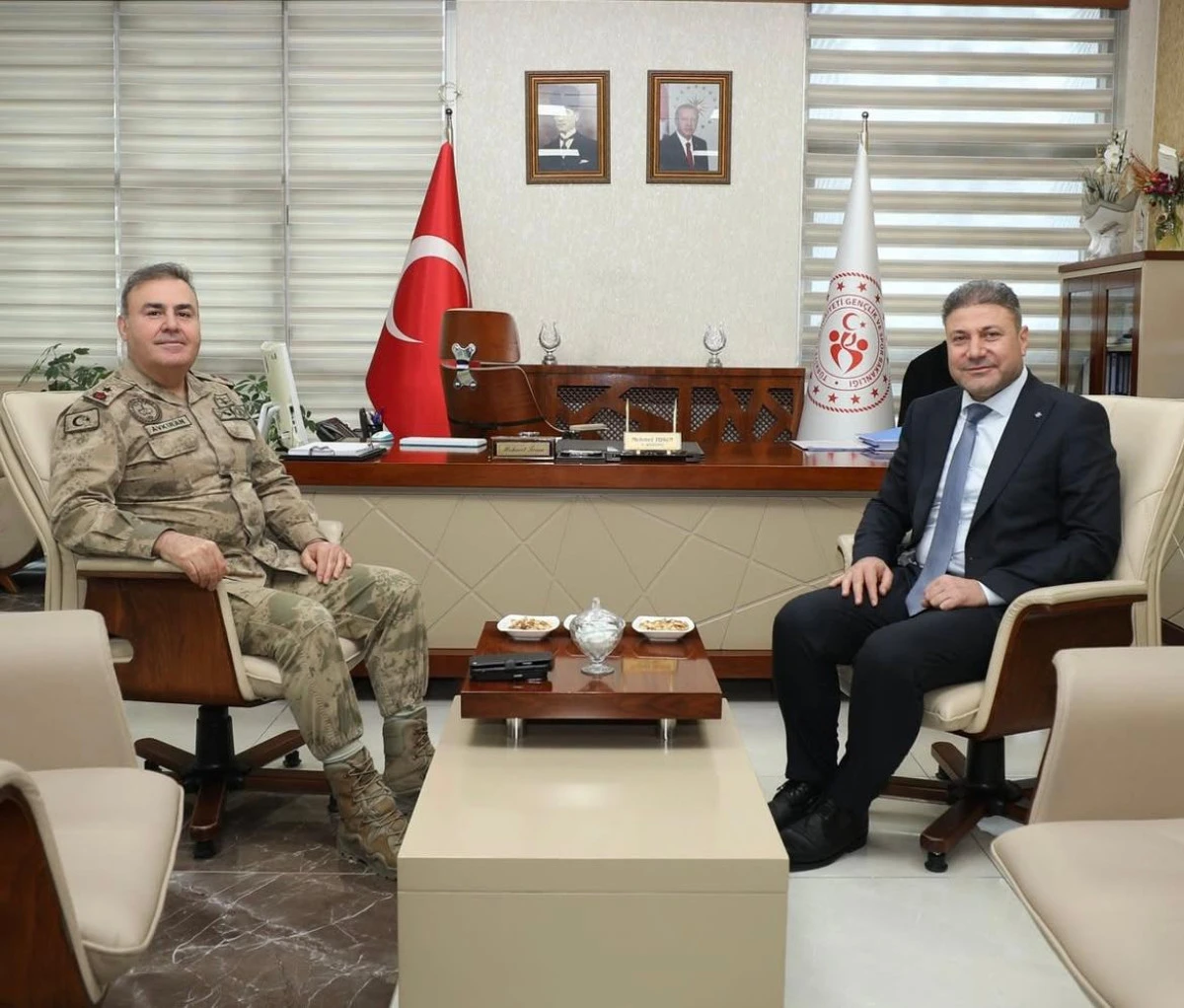 Van İl Jandarma Komutanı Tuğgeneral M&uuml;cahit Avkıran&rsquo;dan İl M&uuml;d&uuml;r&uuml; Tosun&rsquo;a Ziyaret