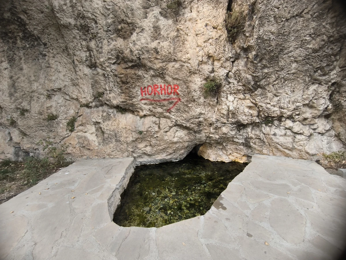 Van Kalesi&rsquo;nin G&ouml;lgesinde Tarih, Yeşillik ve Huzur! Horhor Camisi Turistlerin İlgi Odağı Oldu
