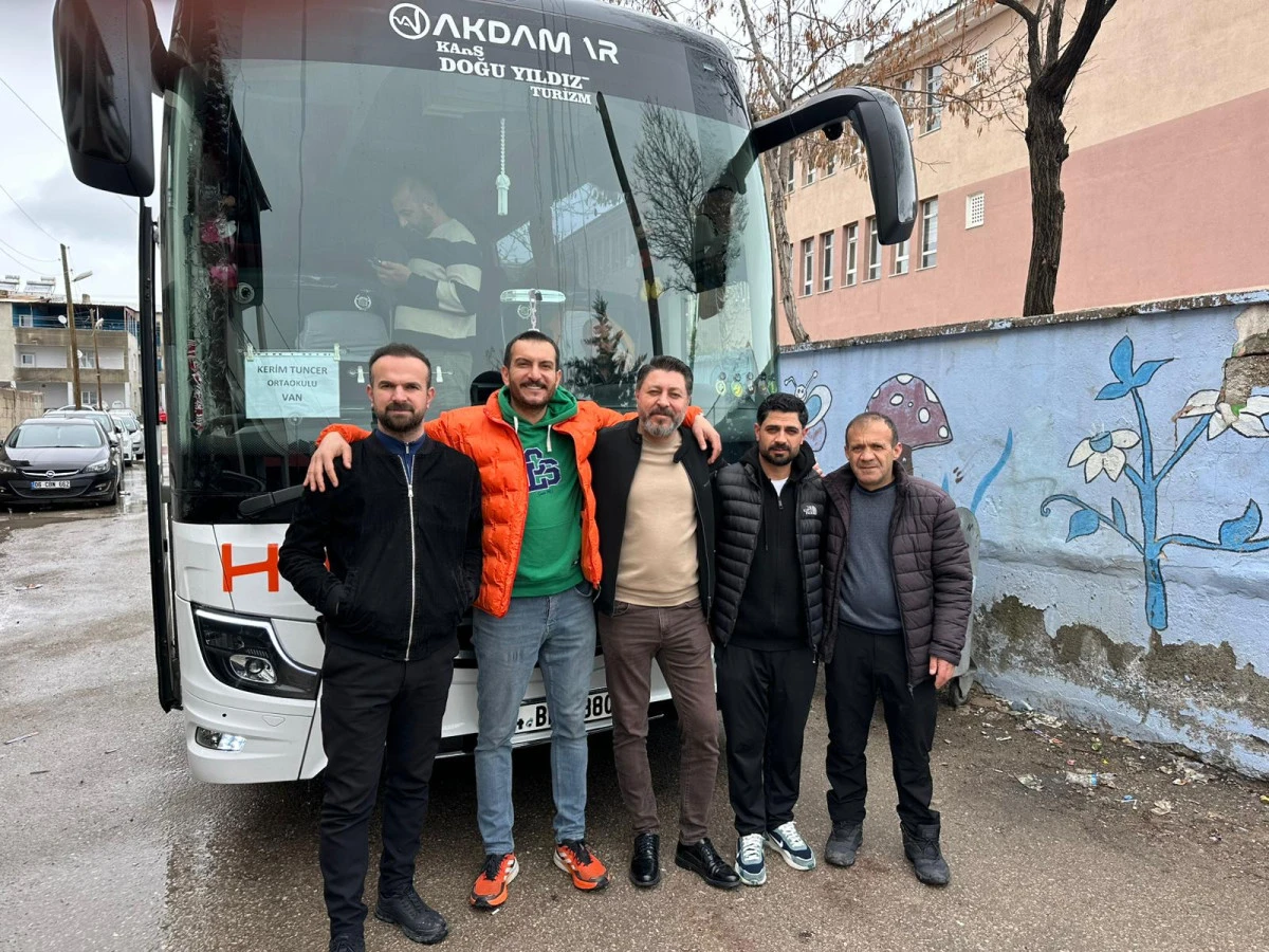 Van Şampiyonu Kerim Tuncer Ortaokulu Halk Oyunları Ekibi B&ouml;lge Finalleri İ&ccedil;in Yola &Ccedil;ıktıV