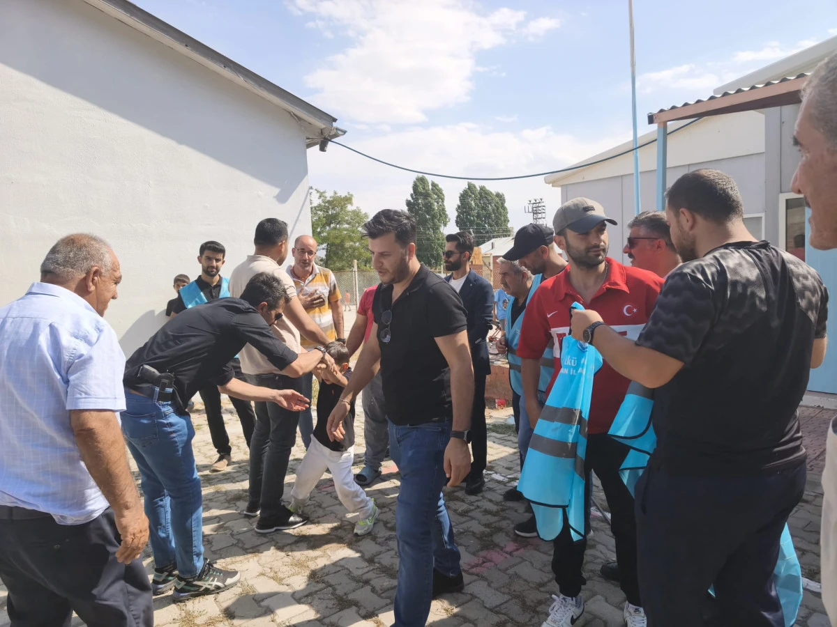 Van &Uuml;lk&uuml; Ocakları'ndan eğitime renkli dokunuş! &Uuml;nseli Fevzi &Ccedil;akmak İlkokulu'nun dış cephesi yenilendi