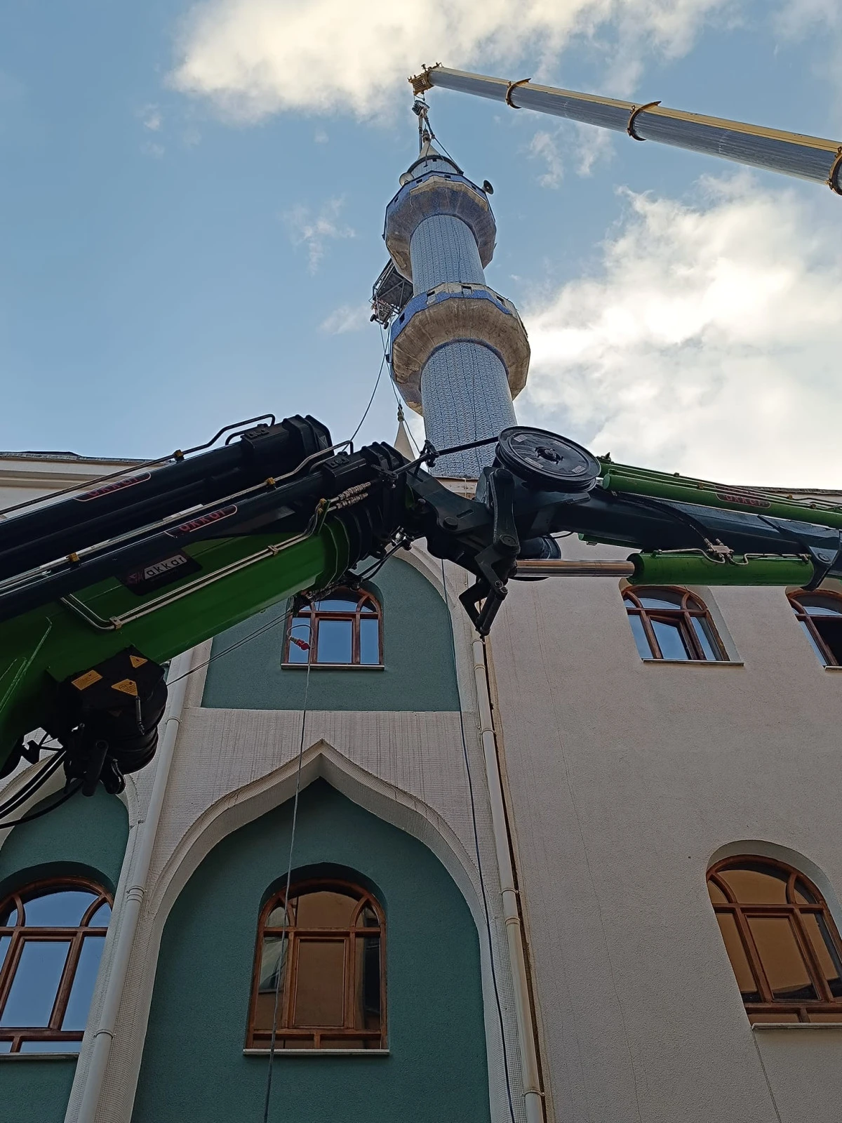 Van&rsquo;da 28 yıllık Hacı Osman Camisinin  iki minaresi kontroll&uuml; şekilde yıkılacak