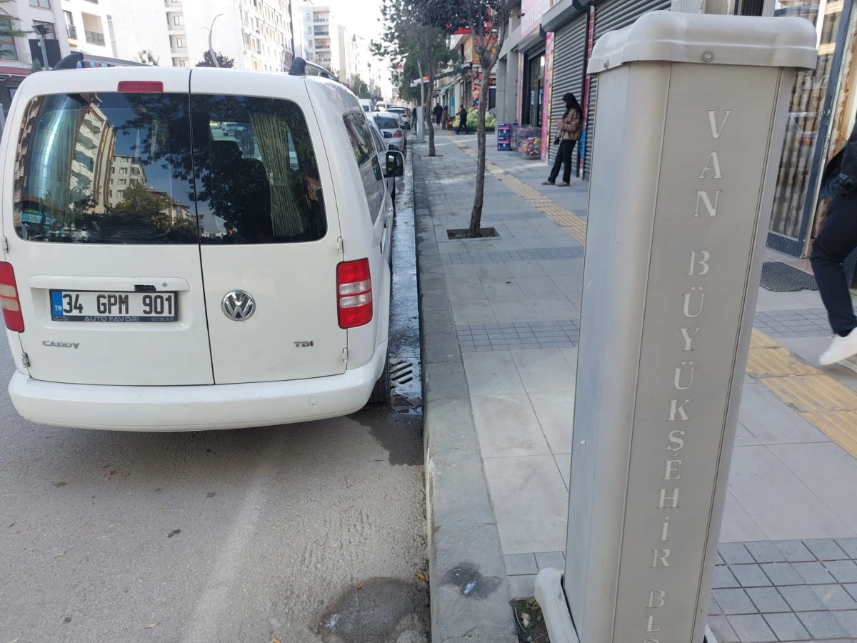 VAN&rsquo;DA B&Uuml;ROKRATİK TIKANIKLIK TEPKİ &Ccedil;EKİYOR  SIHKE CADDESİ&rsquo;NDE SU 45 G&Uuml;ND&Uuml;R BOŞA AKIYOR!