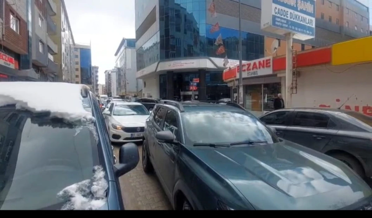 Van'da &Ccedil;ifte Park Trafiği Kilitledi: Vatandaş İsyanda