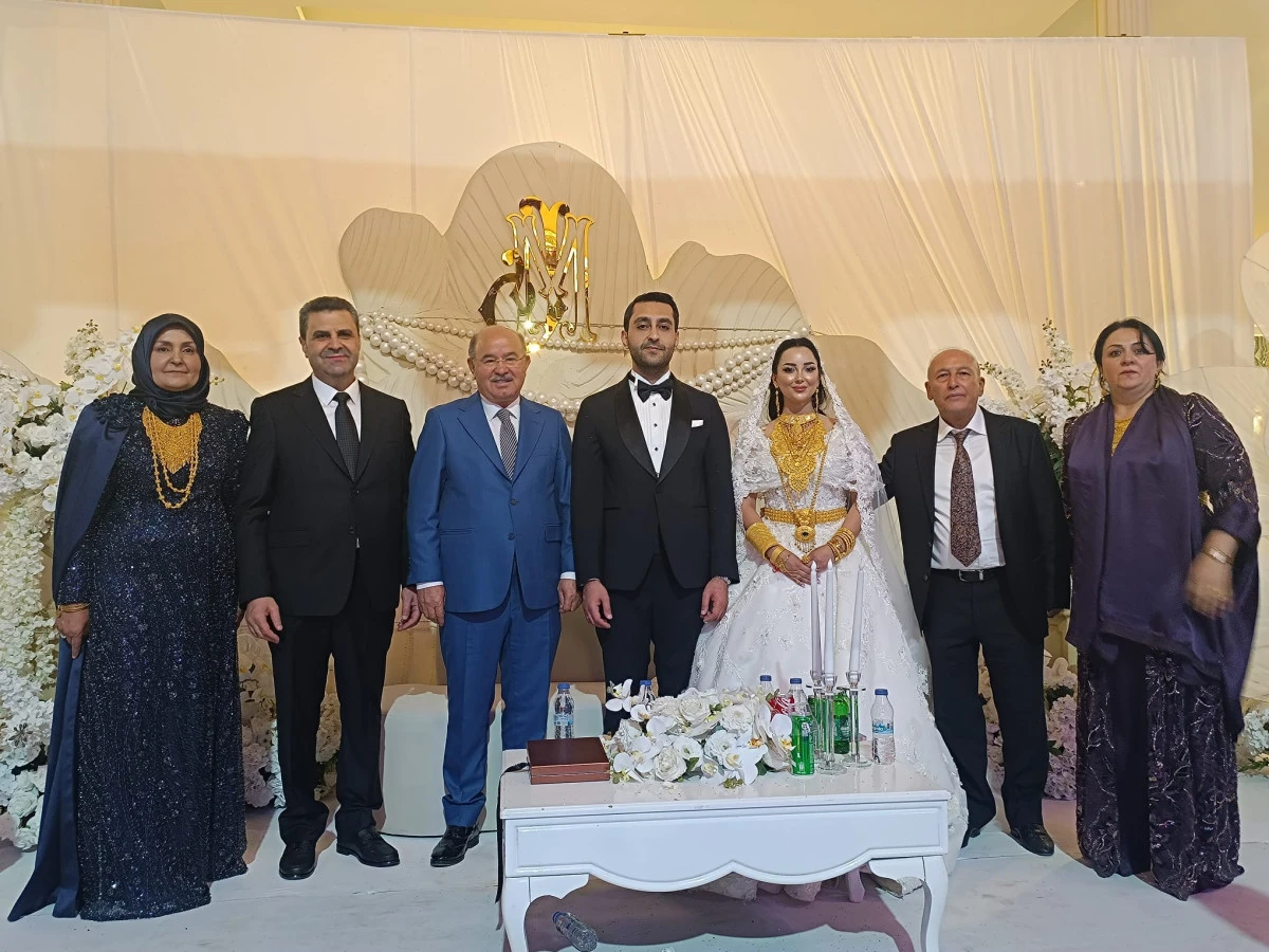 VAN&rsquo;DA G&Ouml;RKEMLİ D&Uuml;Ğ&Uuml;N: SİYASET VE SANAT D&Uuml;NYASI BİR ARADA